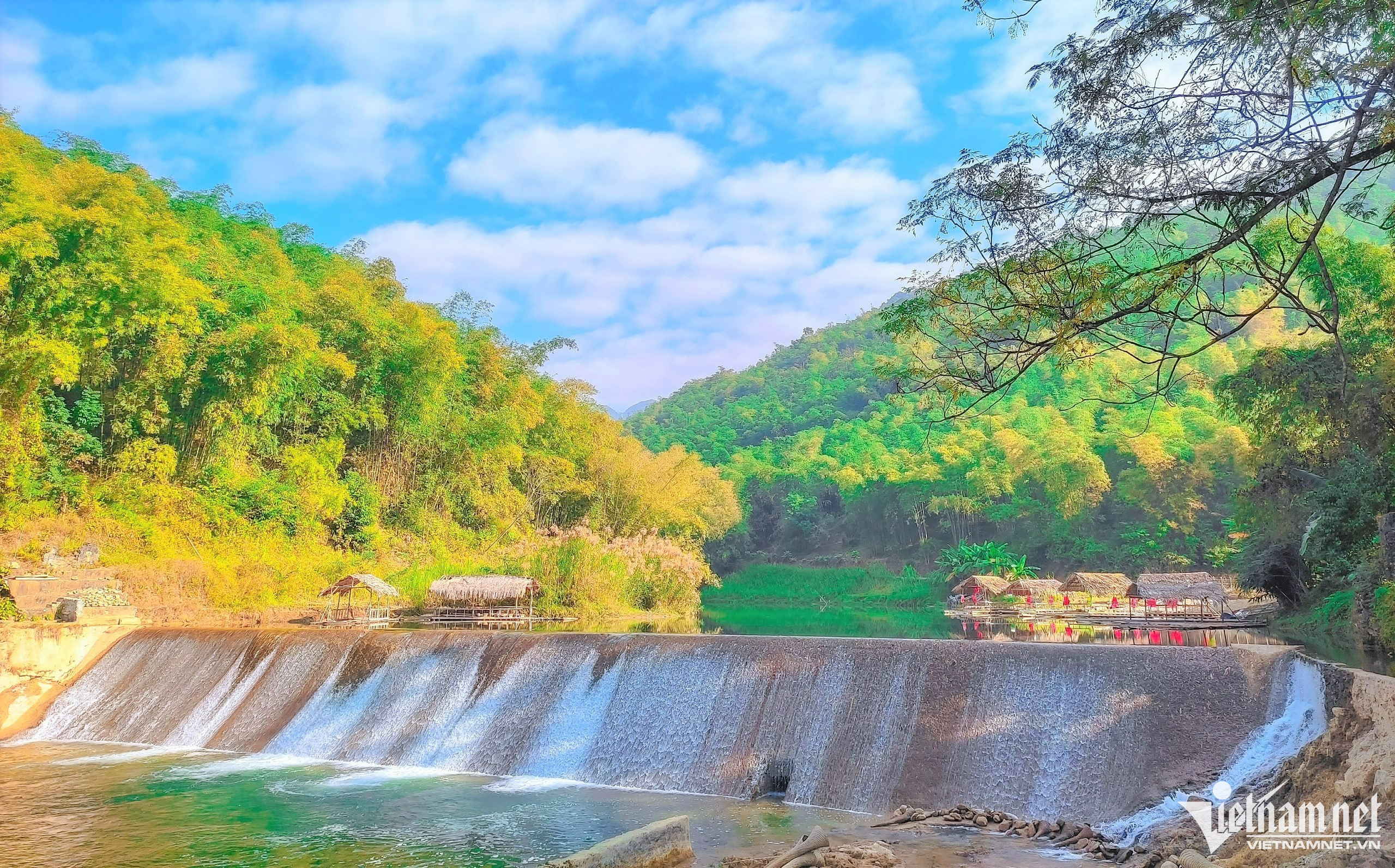 Ngoài những cảnh ruộng bậc thang, du khách còn thỏa sức chụp ảnh dưới hồ giữa rừng luồng
